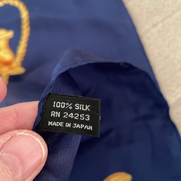 Beautiful Set of 3 Polyester Scarfs and 1 Silk Scarf. - Picture 13 of 16